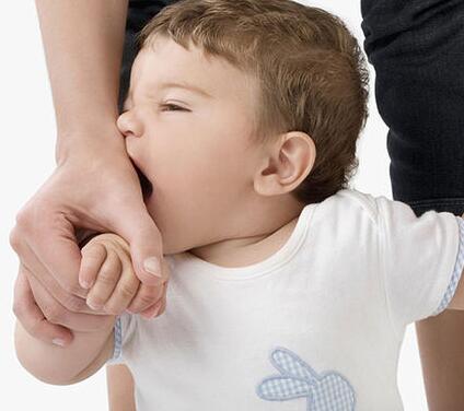 咬人是宝宝表达其心情烦躁的一种方式