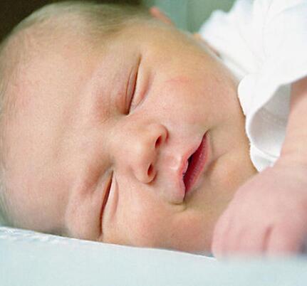 刚出生的宝宝是更像宝爸还是更像宝妈？