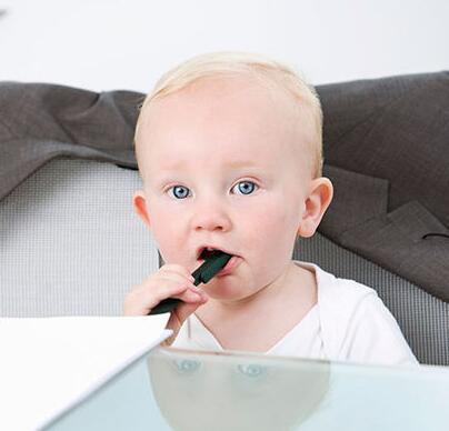 宝宝拿危险物品时 怎样让他安全给妈妈