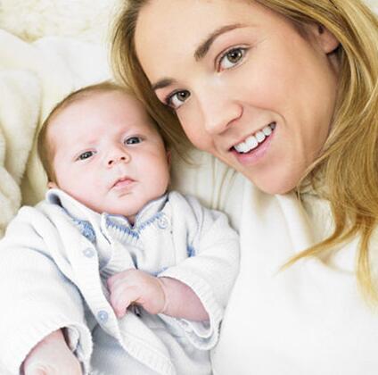 宝宝听力发育很快 会转头寻找声源