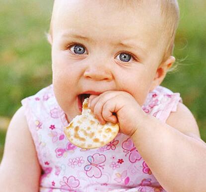 不吃固体食物会推迟宝宝的乳牙萌出