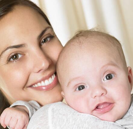 婴儿微笑能刺激妈妈大脑 使其感到幸福