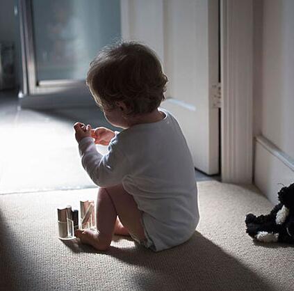 该如何保证宝宝晚上游戏 看书时的照明度呢？