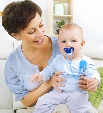 孩子哭闹不要立刻抱 旧观念会让孩子变成“温室的花朵”