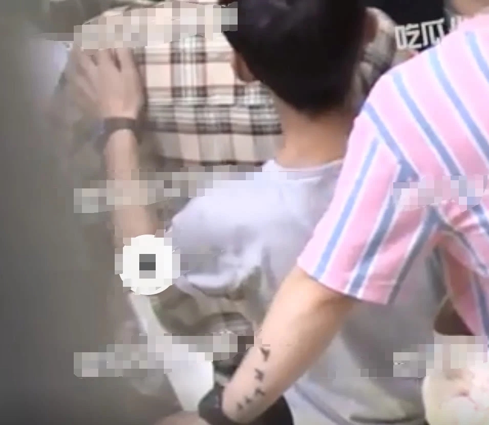 何炅携帅气小鲜肉逛街吃饭 电梯上扶正他身体以防意外超暖心