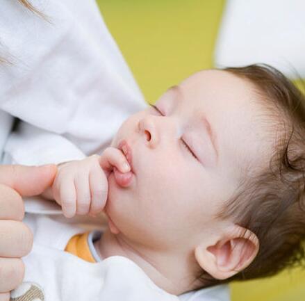 宝宝会突然哭醒感到害怕 是做噩梦吗？