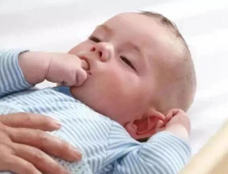 新生儿胀气时该怎么办 如何预防？
