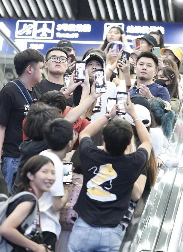 张一山一脸生无可恋 下飞机着急去厕所 却被粉丝围堵寸步难行