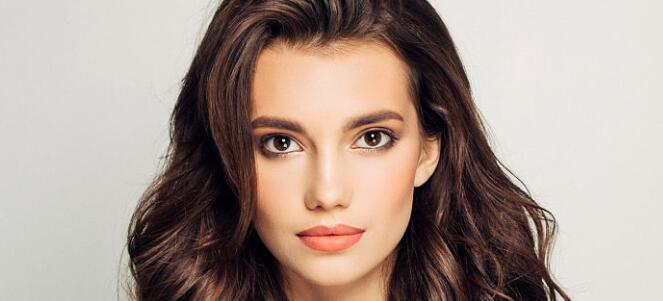 头发少适合烫什么发型 脸大头发少适合的发型颜色