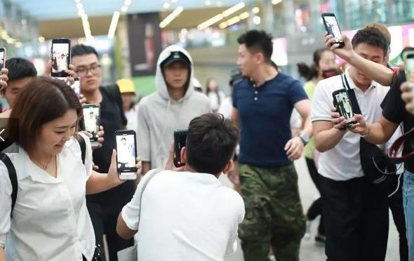 吓成表情包张一山电梯上遭粉丝围堵拍照 他瞪圆眼睛不知所措