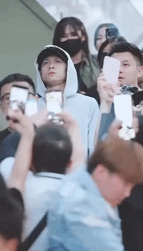 张一山现身机场被粉丝围堵表情太搞笑 网友调侃你被绑架了就眨眨眼