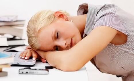 女生趴着睡觉有哪些坏处 正确睡姿应该是这样