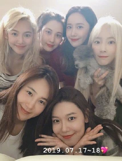 SM女团罕见合体成员温馨互动画面曝光 粉丝看完泪目