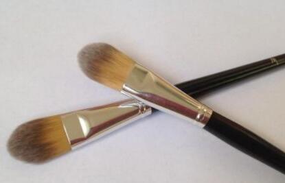 粉底液怎么使用 粉底刷和用手上妆哪个好