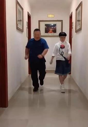 金龟子董浩罕见抖音同框跳舞 肢体丰富动作夸张