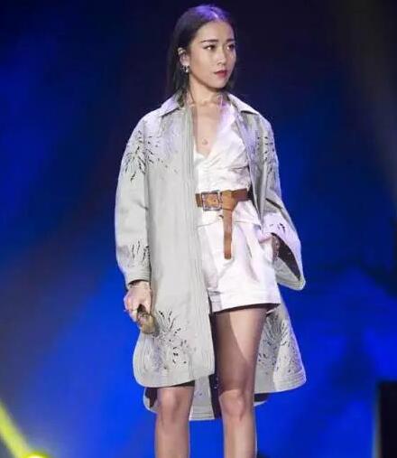 皮肤黑穿什么颜色好看 皮肤黑的人一定不要穿什么颜色的衣服