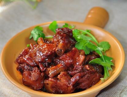 治疗老年浮肿午餐酱烧仔鹅   具体做法