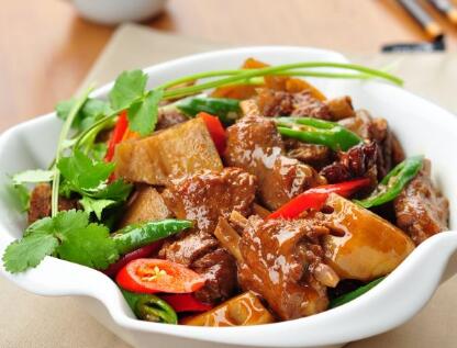 夏季不怕上火 热菜莲藕炖鸭块