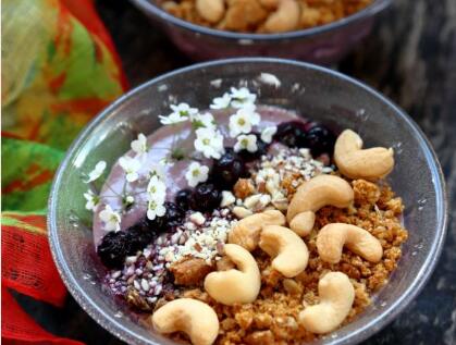 夏天去油腻小吃 蓝莓思慕雪碗