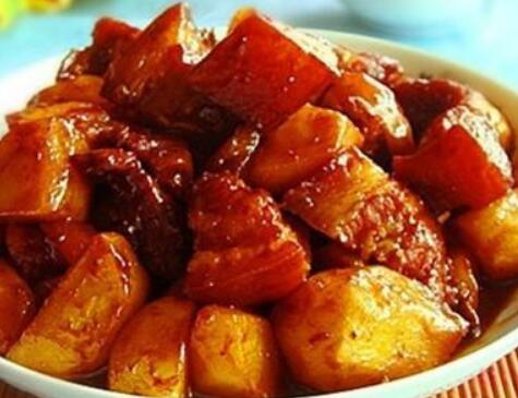 最简单的土豆红烧肉的做法 家常土豆红烧肉的做法！