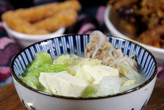 温补又营养的鸭架子熬白菜  养生食谱