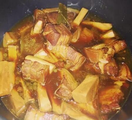 做红烧肉时 掌握这2个技巧 肉又香又软还不腻