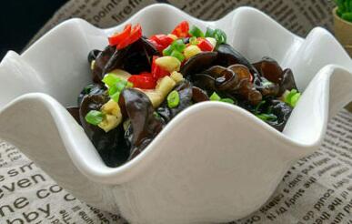 凉拌木耳的做法 黑木耳怎么凉拌简单好吃 黑木耳的功效与作用