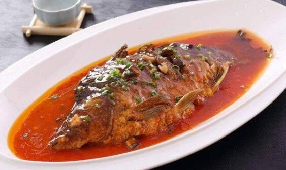 大厨手把手教你红烧鱼的做法 做红烧鱼时一定要注意这几点