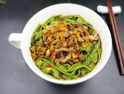 补充铁质  榨菜肉丝菠菜面