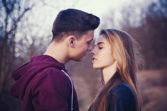 热恋期的情侣会有怎样的表现-每天都想见到对方