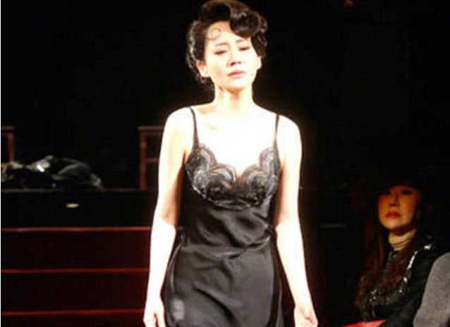 50岁许晴风韵犹存  大胆 穿搭 看起来像20岁！