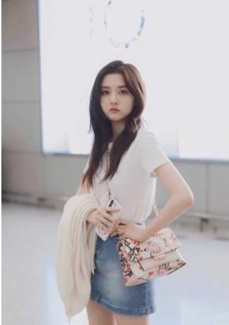 宋祖儿又来拉仇恨 我饿半年都穿不上的 海豚裙 她还塞不满