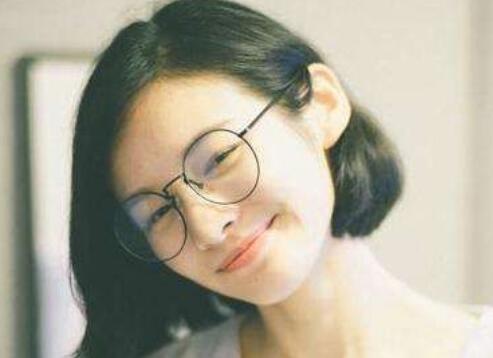 女生戴眼镜怎么化妆好看 戴眼镜女生可以塑造哪些风格