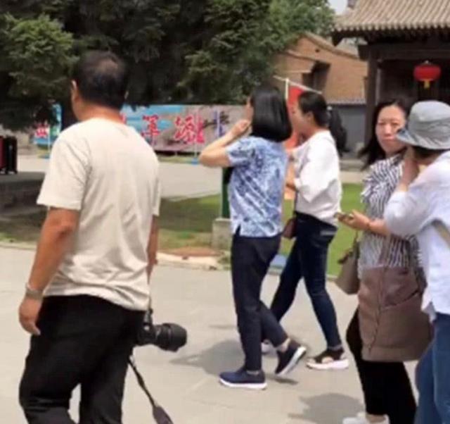 成龙妻子穿短裙现身 66岁身材气质不凡 长白美腿很吸睛