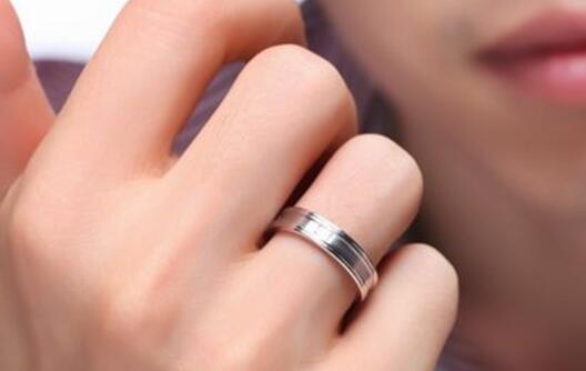 结婚戒指怎么选 结婚钻戒挑选注意事项 结婚戒指换新有讲究吗