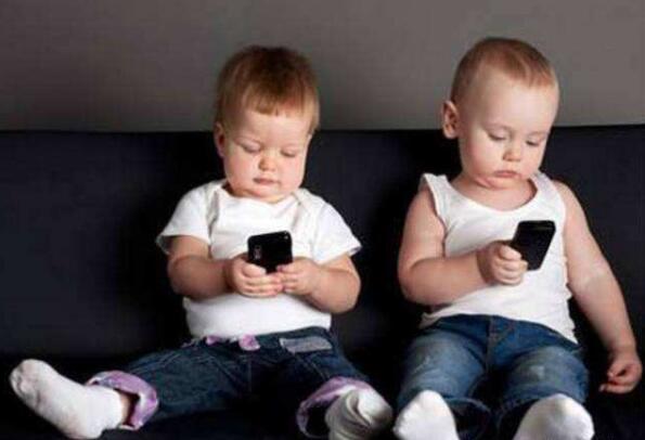 孩子过早使用手机会有哪些损害 孩子玩手机上瘾如何教育