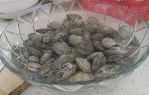 花甲用盐水泡了会死吗 花甲吐沙要多久