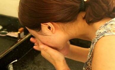 下巴长痘痘是什么原因 下巴长痘痘怎么调理好