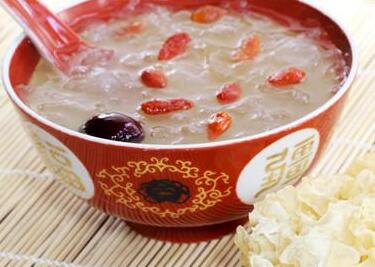 银耳红枣枸杞汤的禁忌有哪些 哪些人不适合饮用