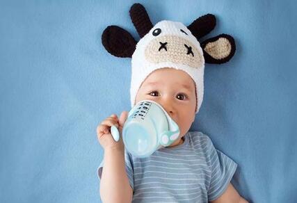 一岁宝宝喝配方奶和牛奶哪个好 一岁宝宝如何选择配方奶