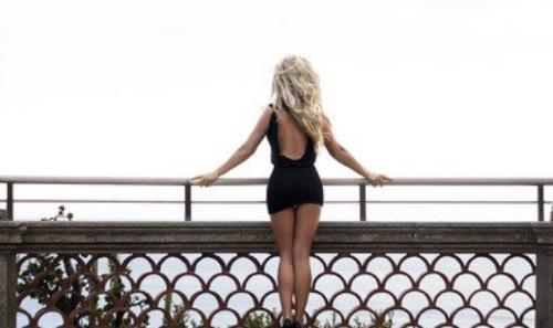 野外求生的小技巧 由五个极品美女教给你