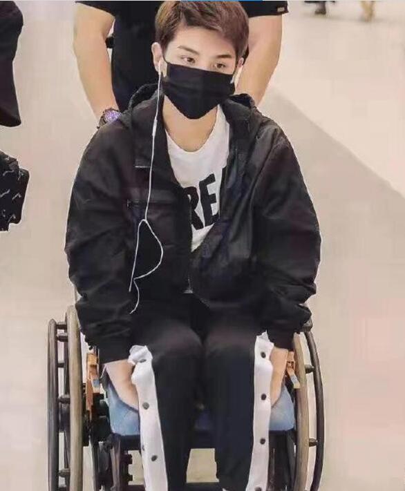 虚惊一场 黄明昊坐轮椅现身机场 原来是打篮球时崴了脚