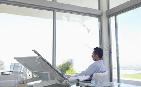 风水命理 办公室背靠窗户好吗 三种方法帮你化解不良风水