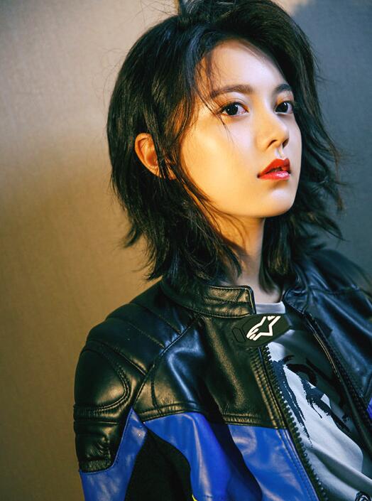 赵今麦一组酷劲写真曝光 率性飒沓彰显酷劲少女范儿