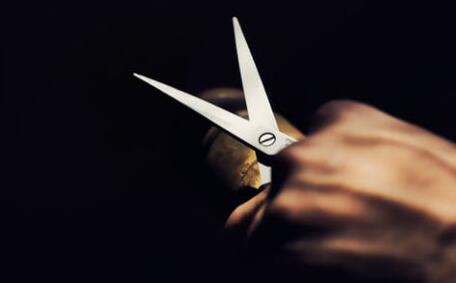 枕头下放剪刀的风水 会破坏自己的运势