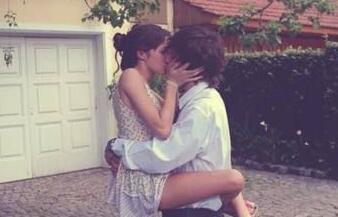 能让男人神魂颠倒的舌吻技巧 凝聚着强烈性爱信息的形体语言