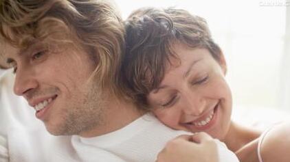 如何与你的男朋友亲吻和搂抱 放松 做你想做的 享受就好！