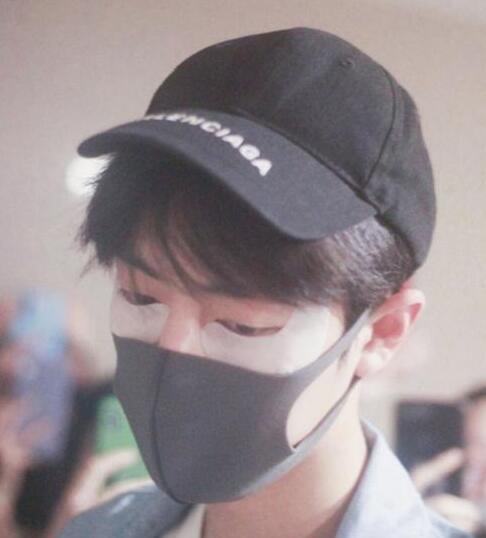 肖战敷眼膜现身显疲惫 这到底是什么情况