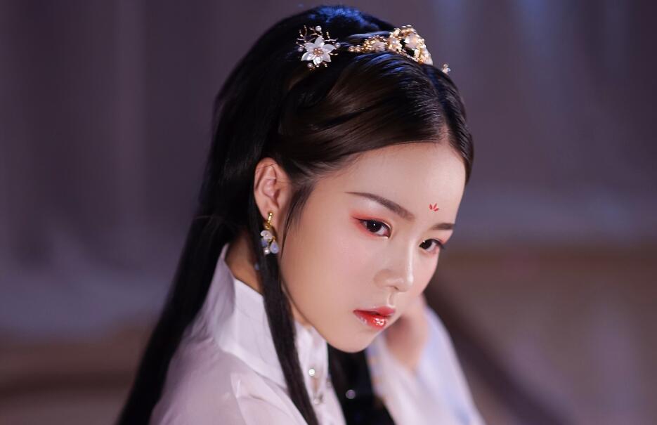 妃常霸道：傻女翻身把王上 现代沈菡冰竟穿越成了不受宠的皇后