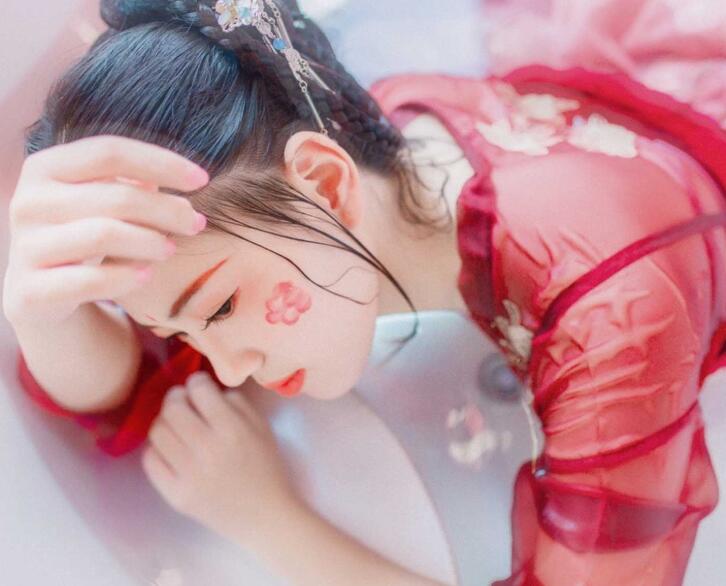 沈菡冰不属于这个时代 但照现在看来 她必须要在这里待一阵了